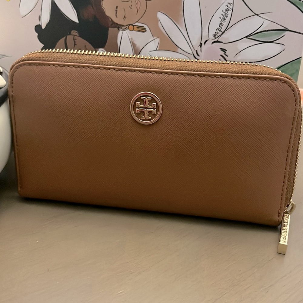 BROWN TORY BURCH LARGE ZIPPER WALLET WITH PINK INTERIOR